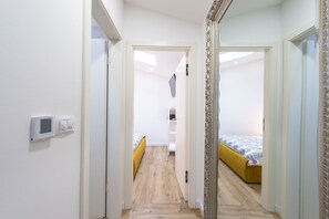 1 dormitorio, escritorio, tabla de planchar con plancha y cuna de viaje