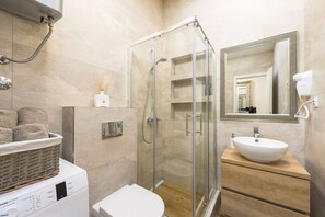 Regadera, secadora de cabello, toallas, jabón 