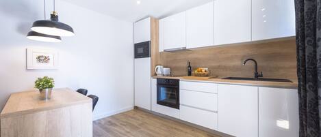 Frigorífico, microondas, horno y placa de cocina