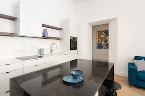 Fridge, oven, dishwasher, coffee/tea maker