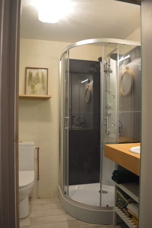 Een douche, een haardroger, handdoeken, zeep