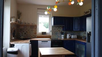 Køleskab, mikrobølgeovn, ovn, kogeplade