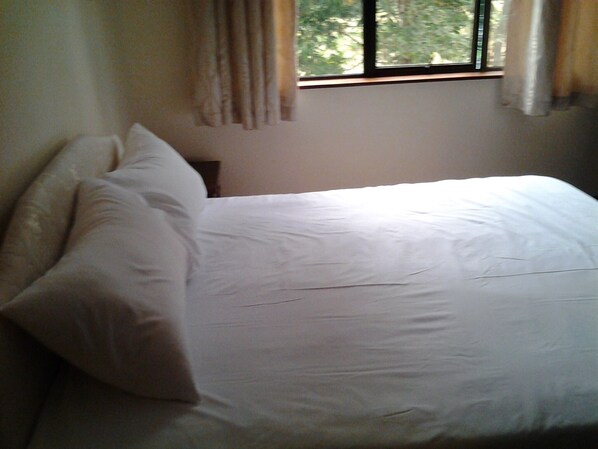 2 habitaciones, tabla de planchar con plancha, wifi y ropa de cama 