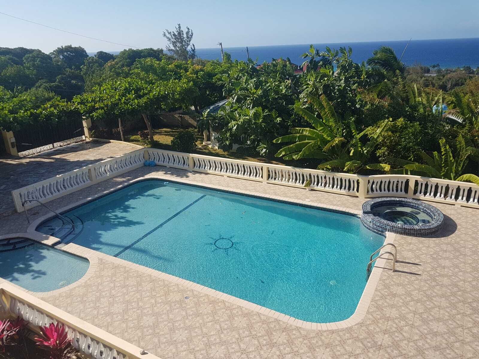 Utomhuspool och uppvärmd pool