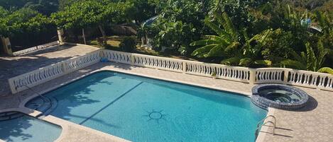 Alberca al aire libre y alberca climatizada