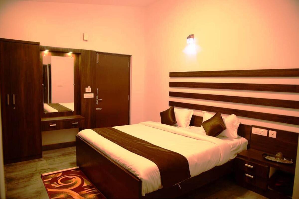 Deluxe Double Room | Hypo-allergenic bedding, desk, iron/ironing board, rollaway beds