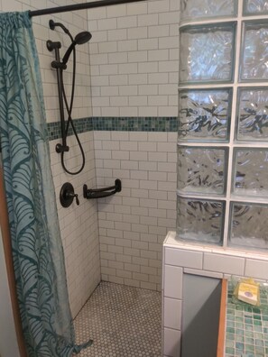 Dusche, umweltfreundliche Kosmetikartikel, Haartrockner, Handtücher