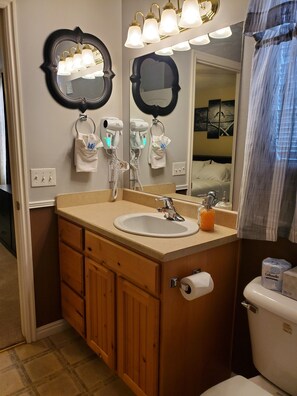 Combined shower/bathtub, hair dryer, towels, soap
