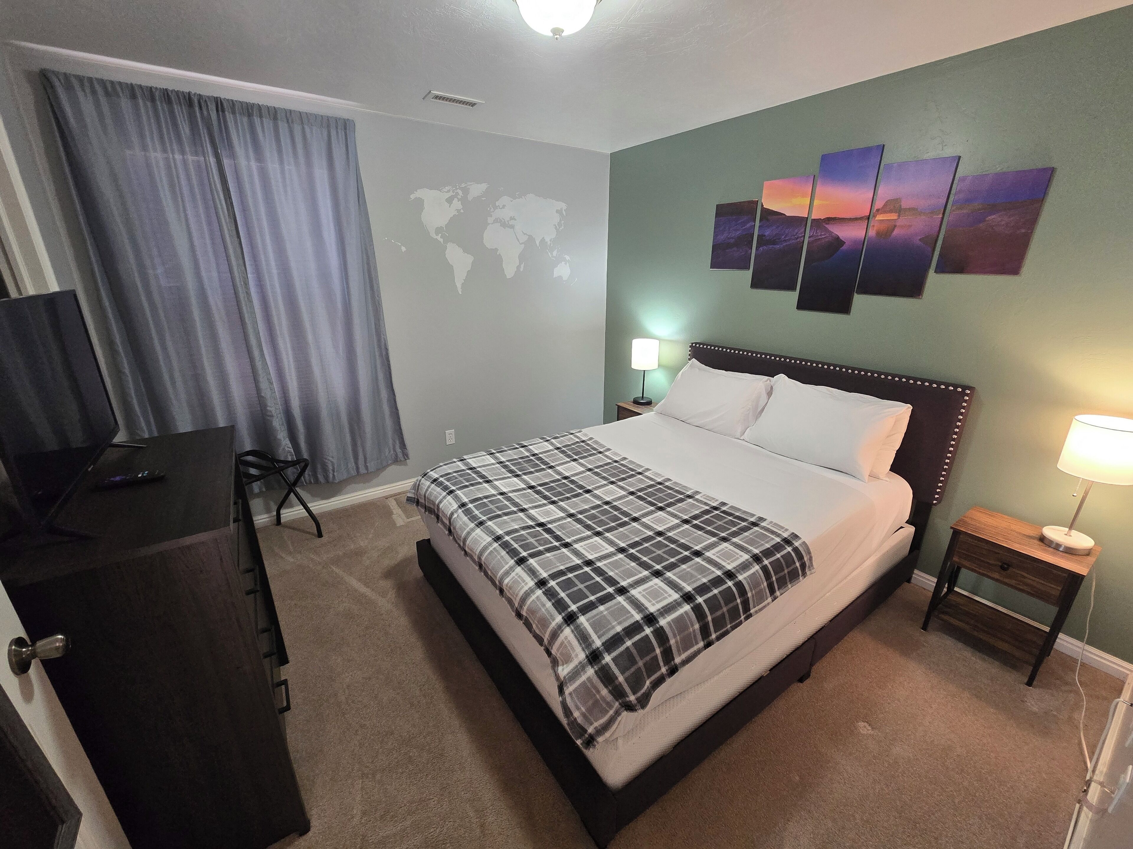 3 chambres, bureau, fer et planche à repasser, lit parapluie