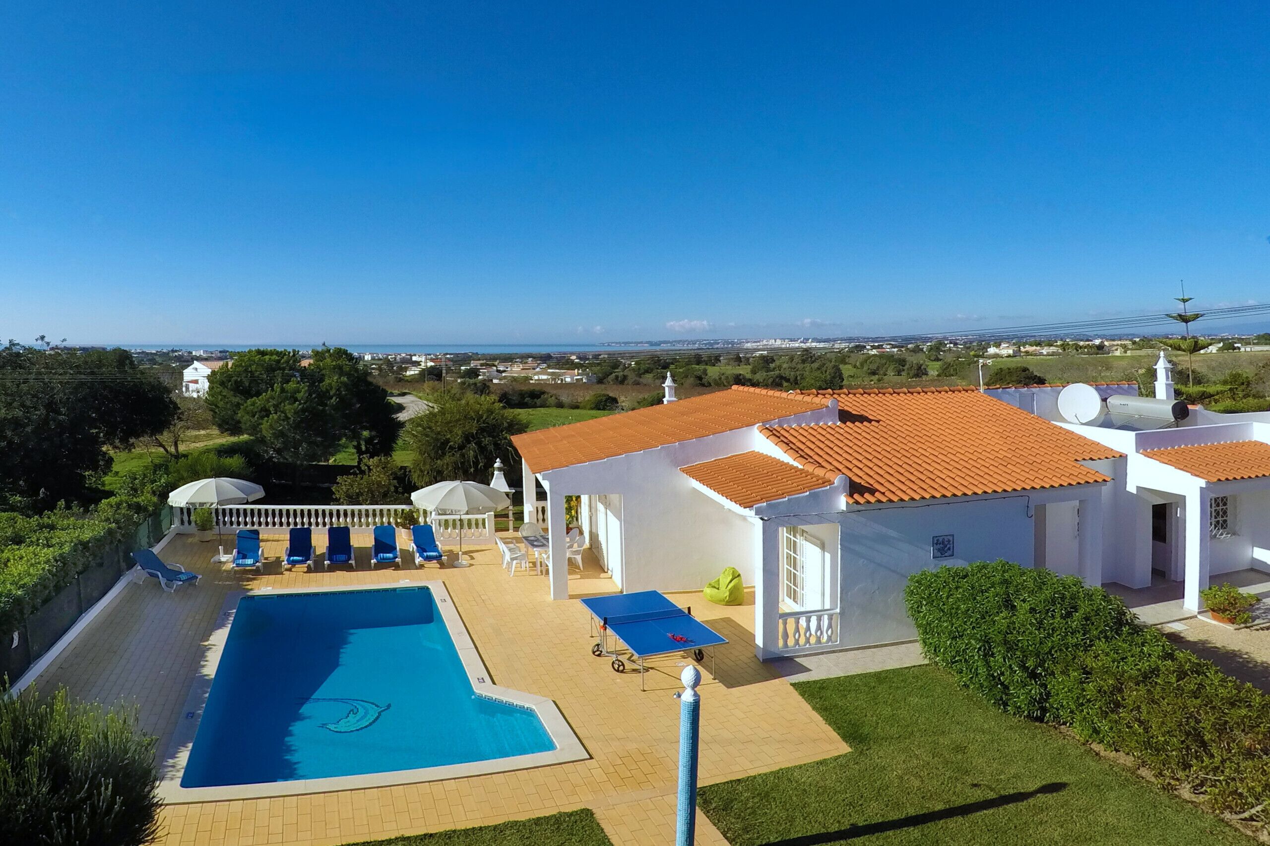 LICINIA- TRADITIONAL VILLA WITH LARGE POOL, FREE WI-FI, AIR\/CON, BBQ, FANTASTIC VIEWS