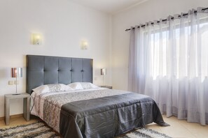 3 chambres, coffre-fort, fer et planche à repasser