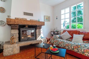 Kamin, Bücher, Arbeitsbereiche