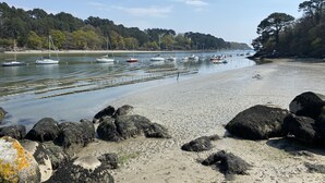 A beach with boats, rocky shoreline, and trees. - Port Manech house 400 m from the beach, Pouldon cove 100 m away, small river view (Névez)