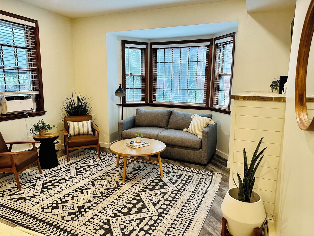 Completely remodeled 2 bedroom apartment in Portland's West End