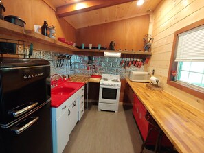 Private kitchen - Have your own Cabin in the Mt. with a Mt.. Creek at your back porch (TELLICO PLAINS)