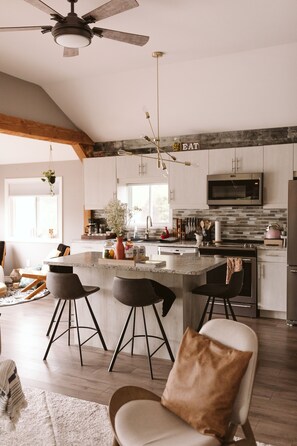 Fridge, microwave, oven, stovetop - Luxury Waterfront Cottage with Hot Tub in Downtown Washago, Ontario (Washago)