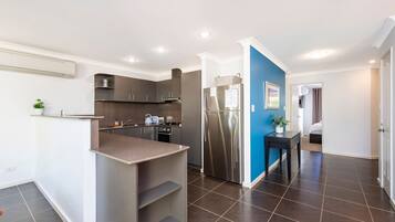 Microonde, forno, lavastoviglie, seggiolone