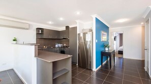 Microwave, oven, dishwasher, high chair - FiftyTwo @ Cape View is the perfect family or couples getaway accommodation (BROADWATER)