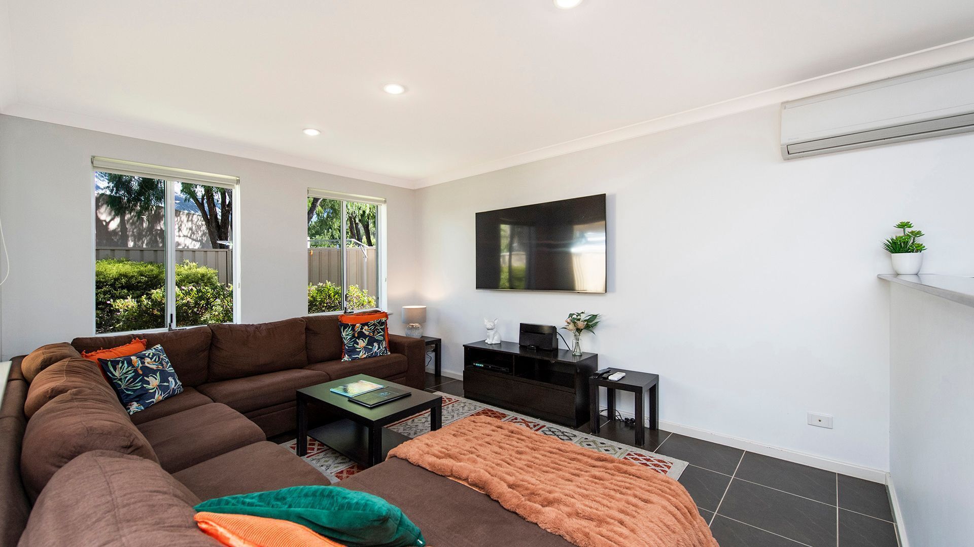 Smart TV, Netflix, DVD player, streaming services