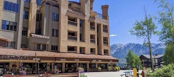 SKI-IN/OUT Charming studio condo steps to lift in the heart of Purgatory Resort!