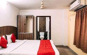 Habitación Deluxe doble | Ropa de cama hipoalergénica, tabla de planchar con plancha, wifi gratis