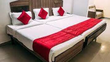 Deluxe Double Room | Hypo-allergenic bedding, iron/ironing board, free WiFi, bed sheets