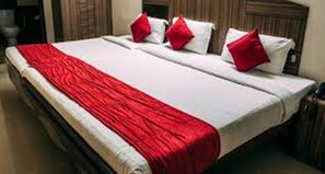 Habitación doble Deluxe | Ropa de cama hipoalergénica y tabla de planchar con plancha 
