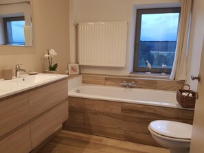 Baignoire, sèche-cheveux, papier toilette