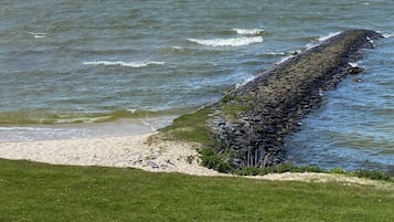 Vlak bij het strand, ligstoelen aan het strand