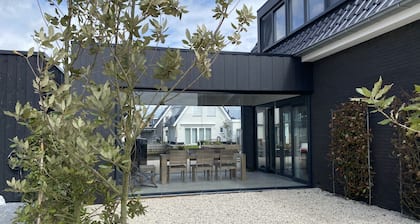 Luxury vacation home including boat and heated veranda in Stavoren