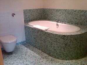 Badewanne, Haartrockner, Handtücher, Seife