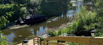 RIVERFRONT RETREAT /HEART of DOWNTOWN Caseville - short stroll to BEACH/sleeps 6