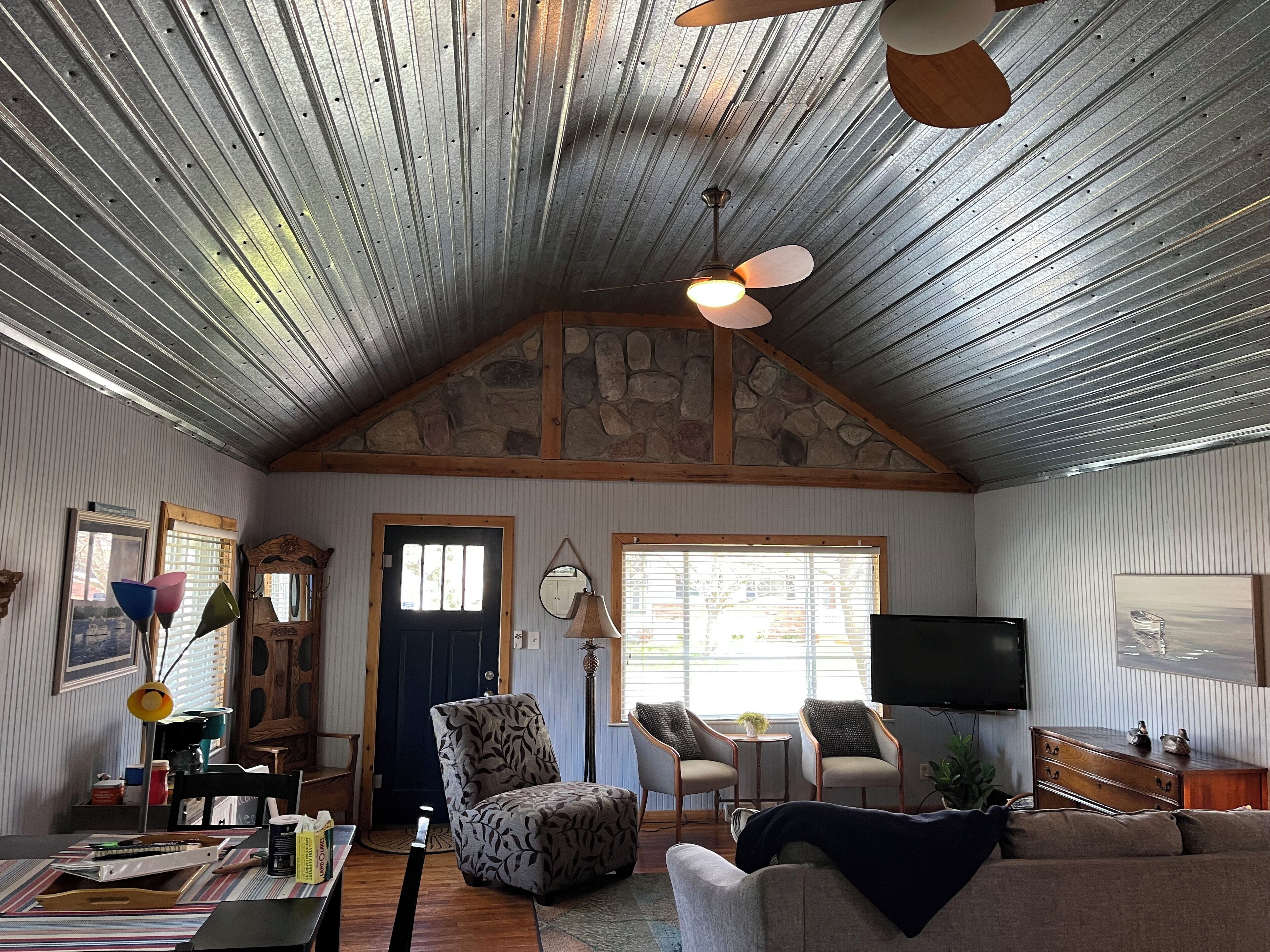 Televisión, reproductor de DVD, libros y videoteca 