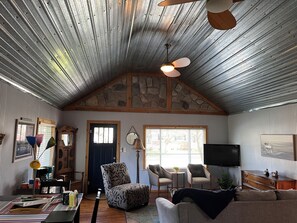 TV, DVD player, books, video library - RIVERFRONT RETREAT /HEART of DOWNTOWN Caseville - short stroll to BEACH/sleeps 6 (Caseville)