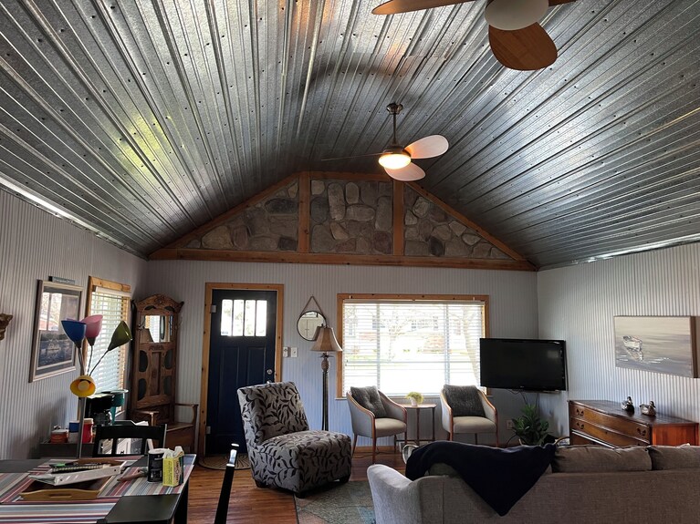 Riverfront Retreat /Heart Of Downtown Caseville - Short Stroll To Beach/sleeps 6 - Caseville, MI