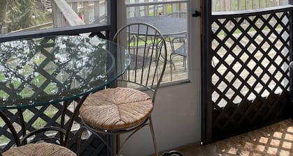 RIVERFRONT RETREAT /HEART of DOWNTOWN Caseville - short stroll to BEACH/sleeps 6