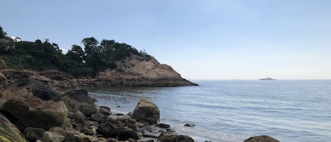 Playa en los alrededores y toallas de playa