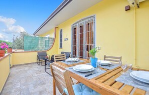 Outdoor dining - Beautiful home in Bargecchia with WiFi (Bargecchia)