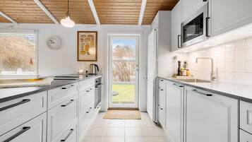 Frigorifero, piano cottura, lavastoviglie, macchina per tè/caffè