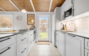 ثلاجة، موقد طهي مسطح، غسالة أطباق، ماكينة لصنع القهوة/الشاي