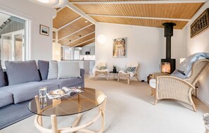 Televisión, chimenea y estéreo