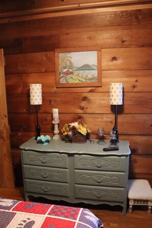 3 soverom, skrivebord, strykejern/-brett og reiseseng for barn