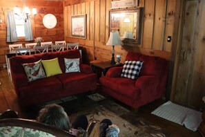 TV connectée, cheminée, lecteur de DVD, baby-foot