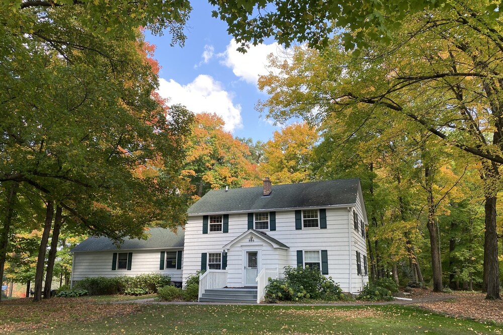 Lovely spacious 6 BR home in St. Croix River valley