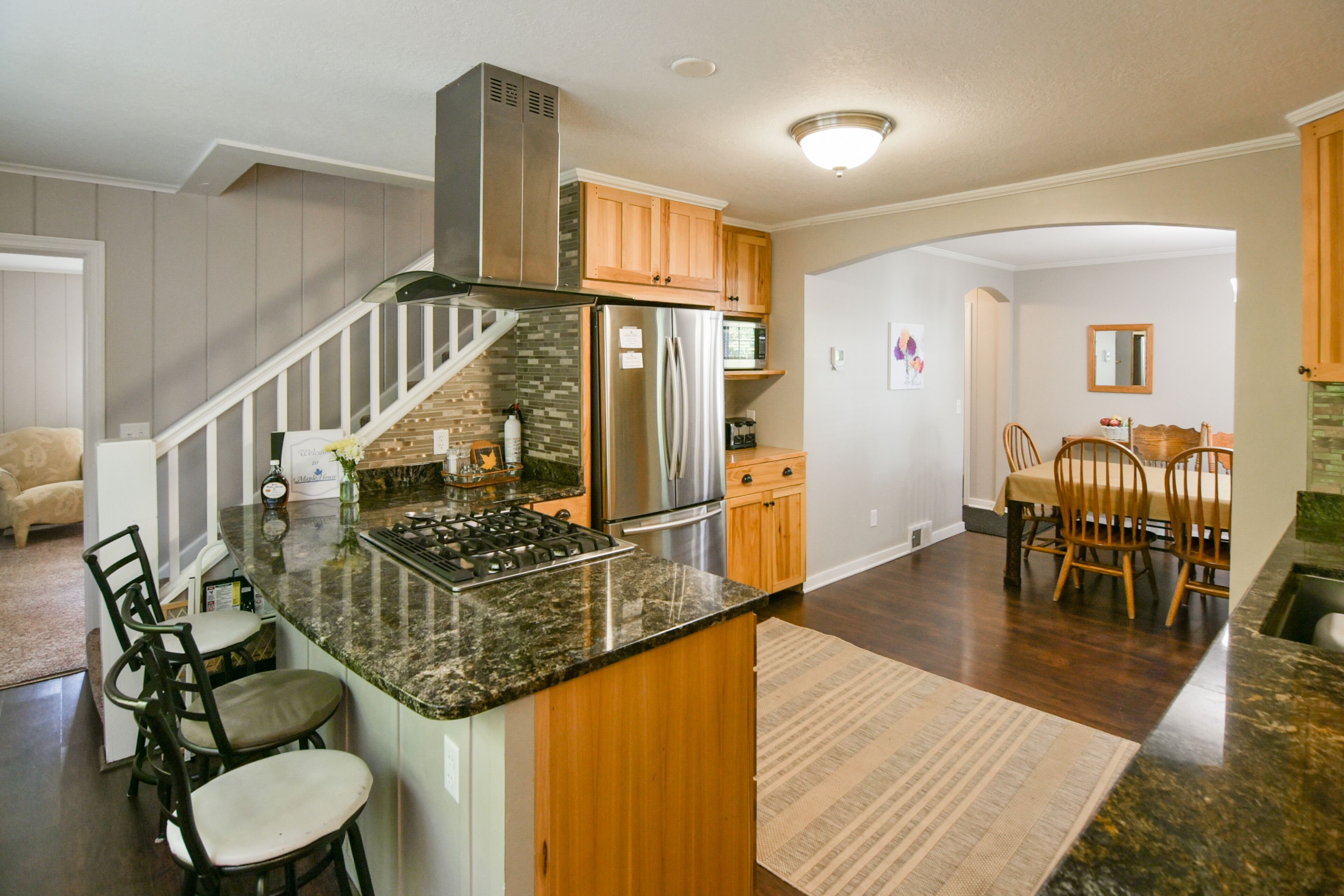 Jääkaappi, mikroaaltouuni, uuni, liesi