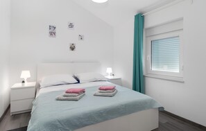 2 chambres, fer et planche à repasser, lit de bébé portatif