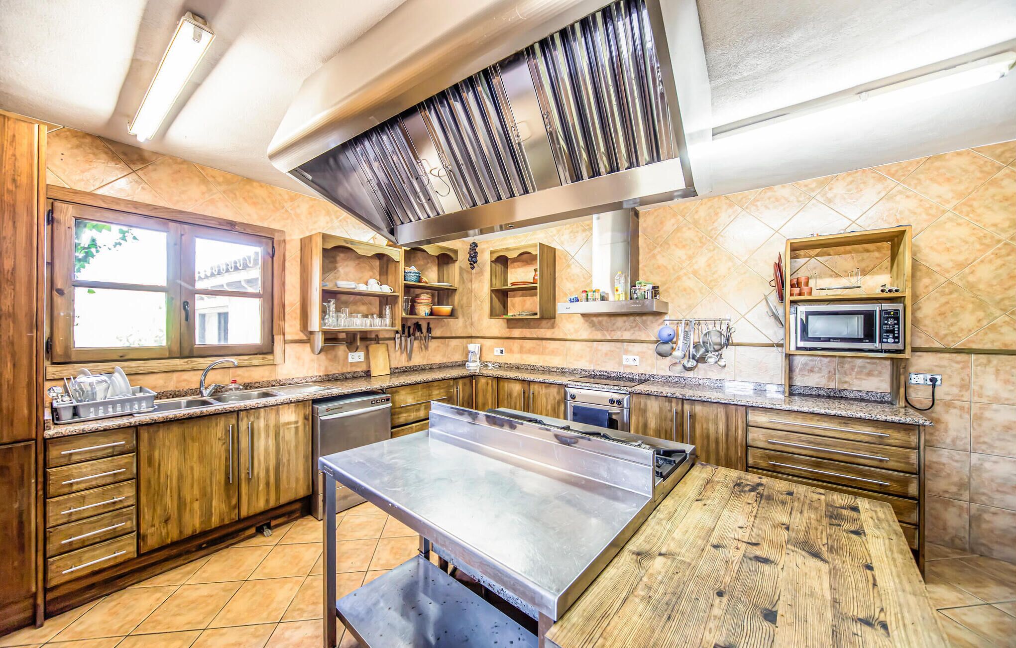 Fridge, stovetop, dishwasher