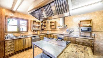 Fridge, stovetop, dishwasher