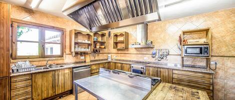 Frigorífico, placa de cocina y lavavajillas