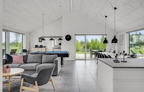 Beautiful home in Glesborg with WiFi